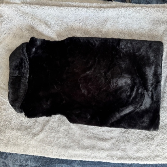 Black Faux Fur Vest Womens Luxe Glam Sleeveless Jacket Soft Plush Chic Layering - Picture 6 of 7